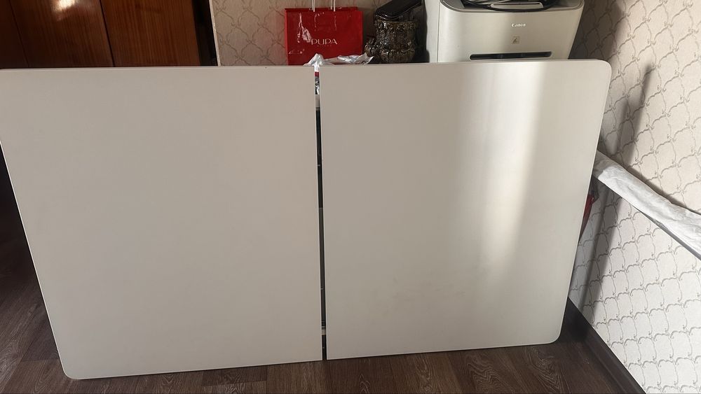 Продам белый стол (дерево)