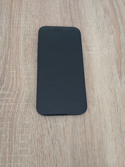 Черен iPhone 15