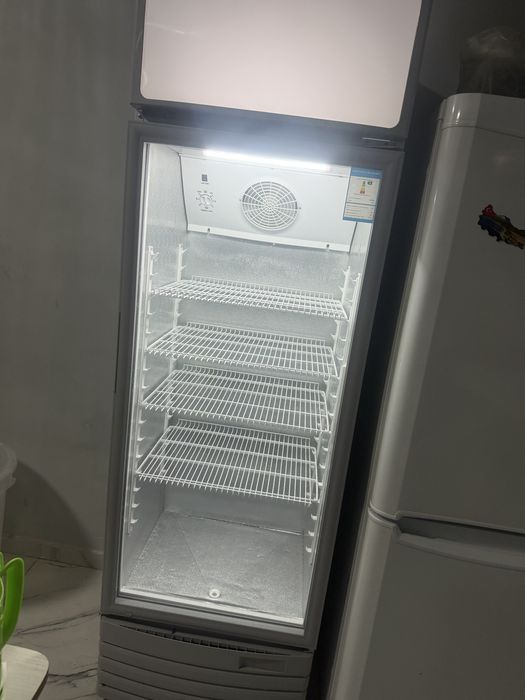 СРОЧНО продам Витринный холодильник