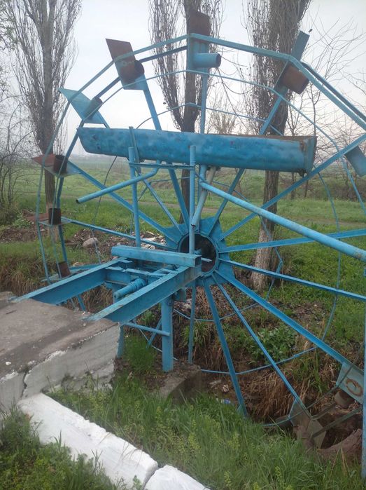 Резервуары, системы орошения, подьемные механизмы для полива.