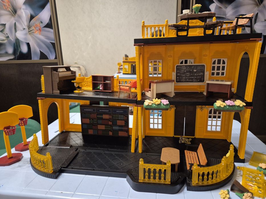 Игрушечный домик с мебелью