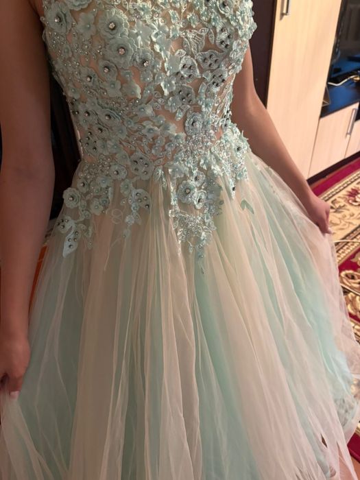 Продам платья  на выпускной вечер