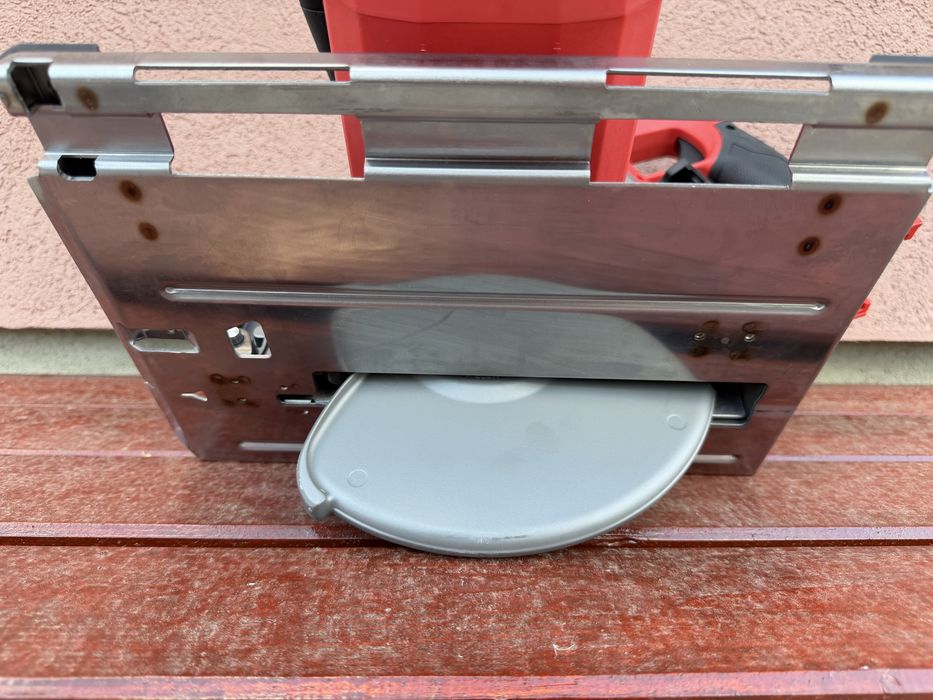Milwaukee circular pentru metal pe acumulator