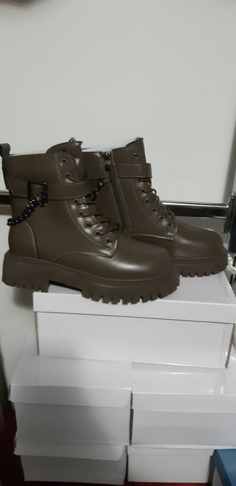 Ghete de damă îmblănite și impermeabile