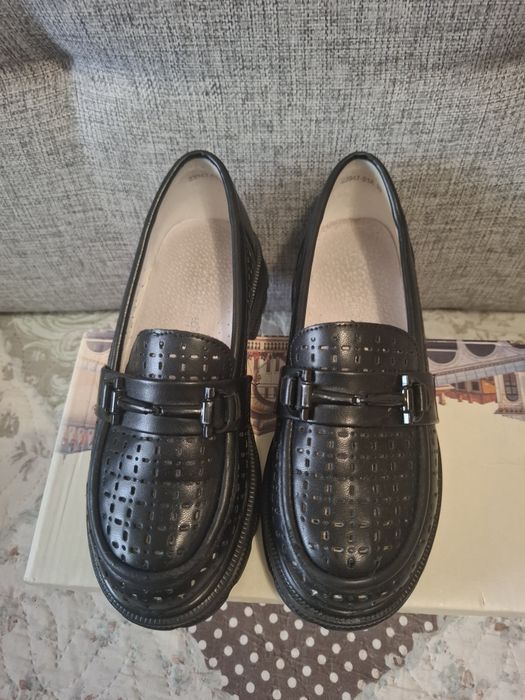 Продам туфли на девочку.
