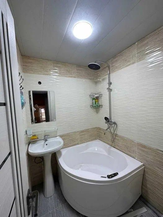 Чиланзар 3, 1комн/2/4, 28м² Евро ремонт. Кирпич Ор-р: Торговой Центр