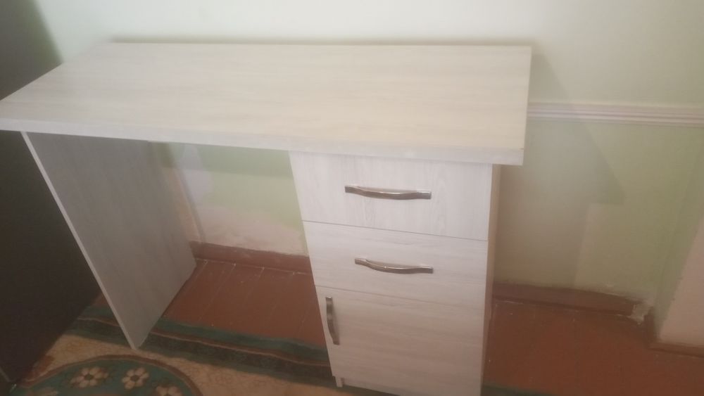 Подставка с зеркалом для салона красоты