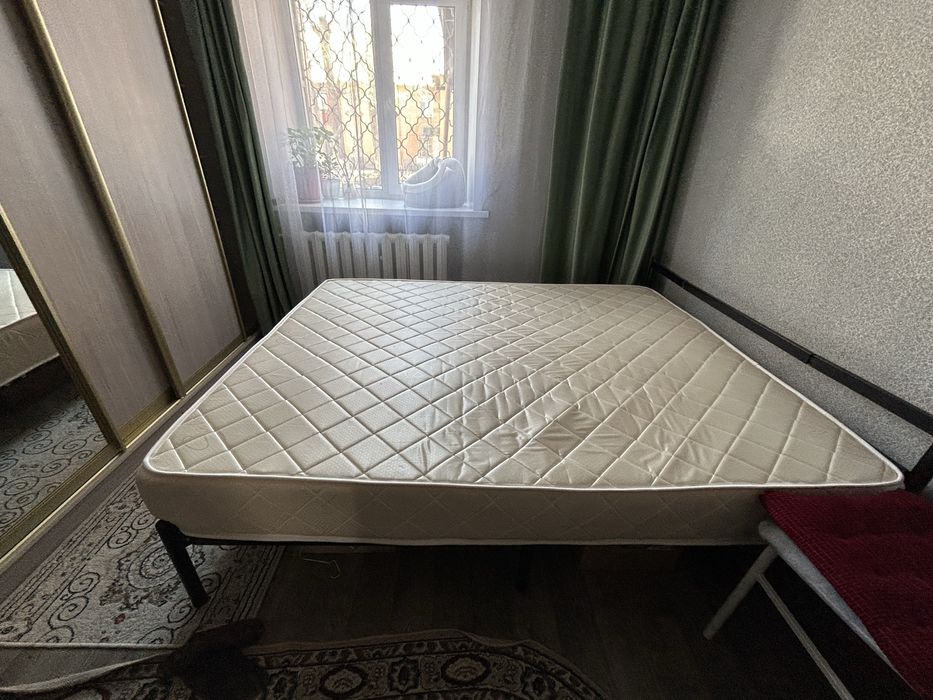 Двуспальная Кровать с матрасам