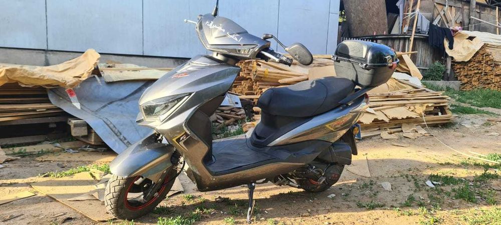 Liya scooters for sell ( 170000.)