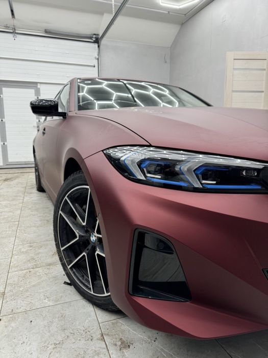 Avtomobil rangini o'zgartirish uchun rangli plyo'nka