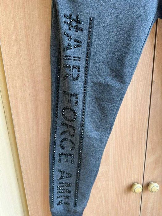 Стильные трикотажные джоггеры