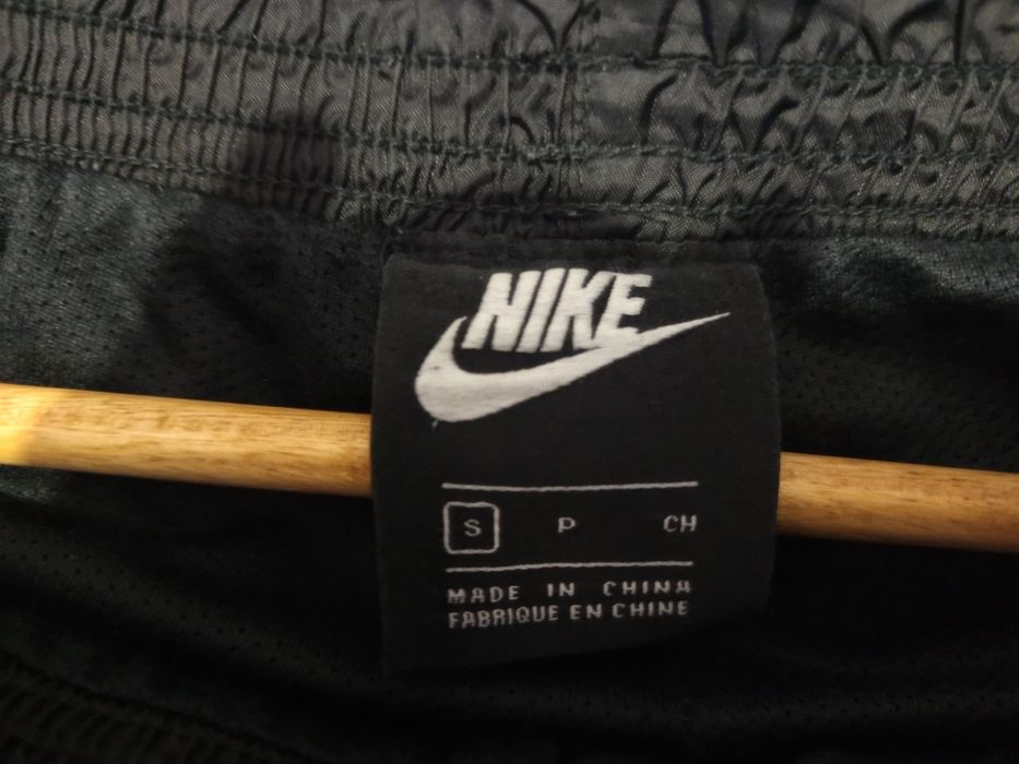 Камуфлажен анцунг nike sportswear tech fleece и шушлякови панталони ni