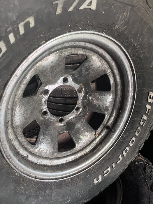 Продавам 4бр гуми 31х10.5R15 с джанти 6х139.7