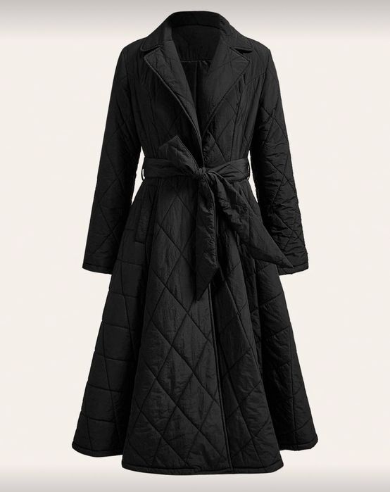 Дълго ватирано палто в класически черен цвят.