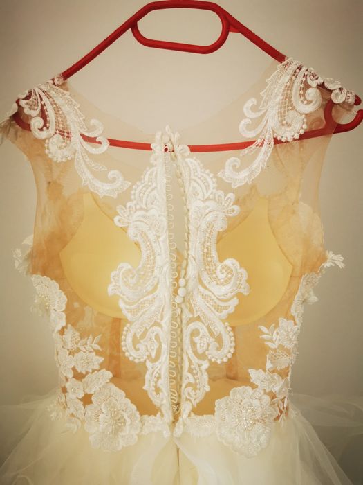 Vand rochie de mireasa + Crinolina
