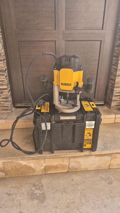 Оберфреза Dewalt DWE625