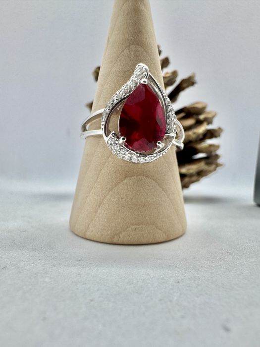 Сребърен пръстен със синтетичен рубин