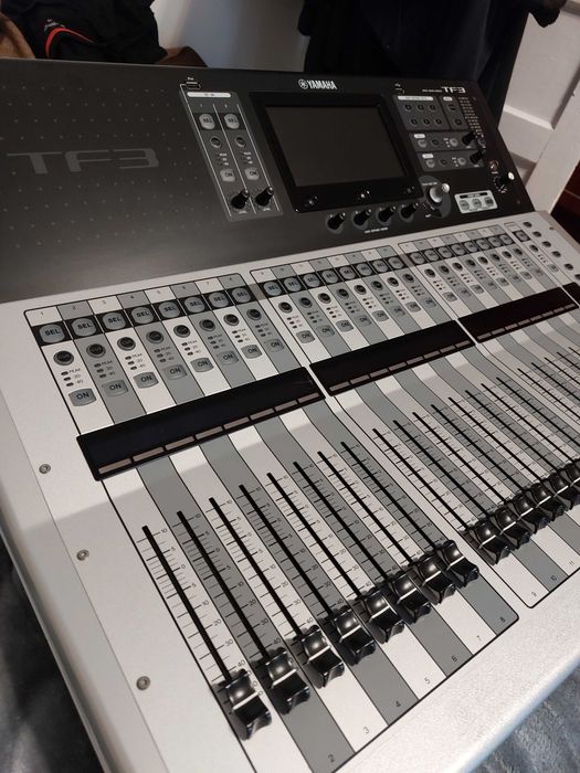 De vânzare mixer digital Yamaha TF3 în stare bună.
