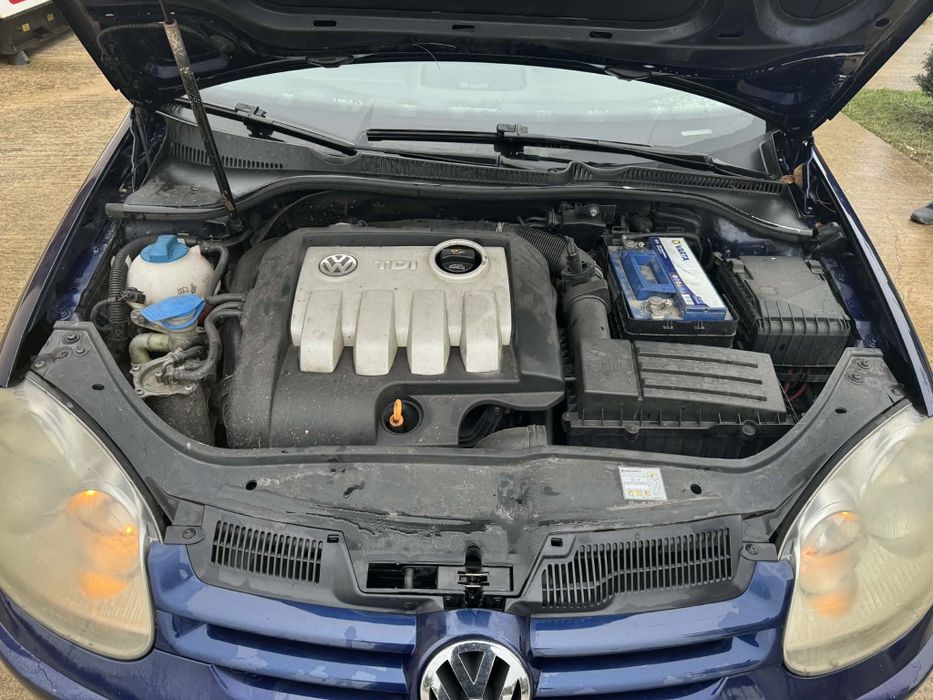 Golf 5 1.9 tdi
2 +1 usi
271000 km
Dotari:
Cutie viteza 5+1
Faruri auto