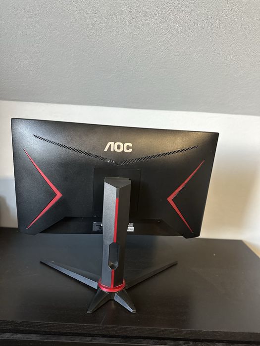 PC desktop de vânzare cu monitor și tastatură