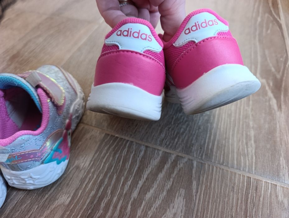 Adidași Sketchers și Adidas Nr 21