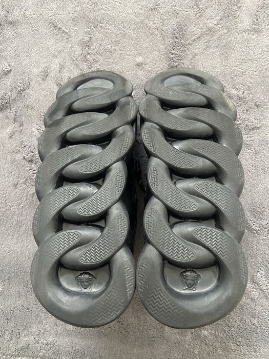 Versace chain reaction