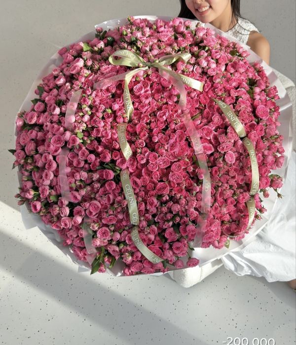 Огромный букет из 300+ кустовых роз