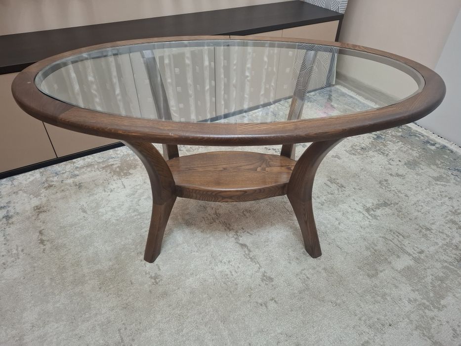 Холна маса от масивно дърво и стъклен плот