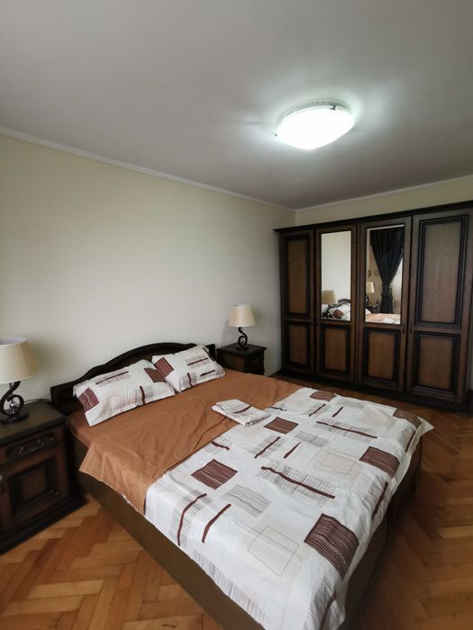Închiriez apartament 3 camere decomandat, Calea București, zona Institut