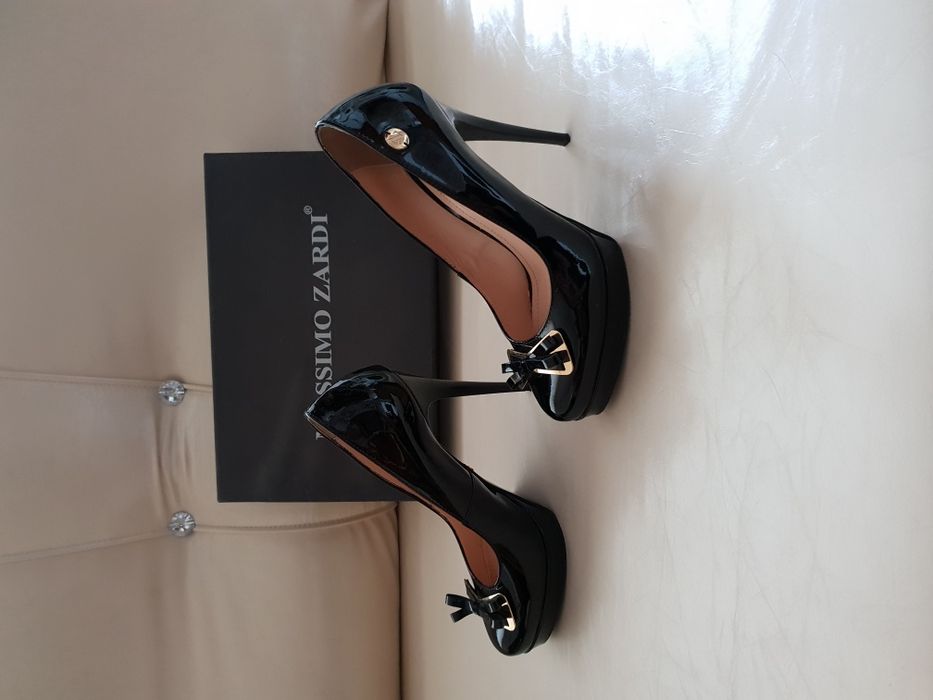 Дамски сандали на Versace и на Massimo Zardi