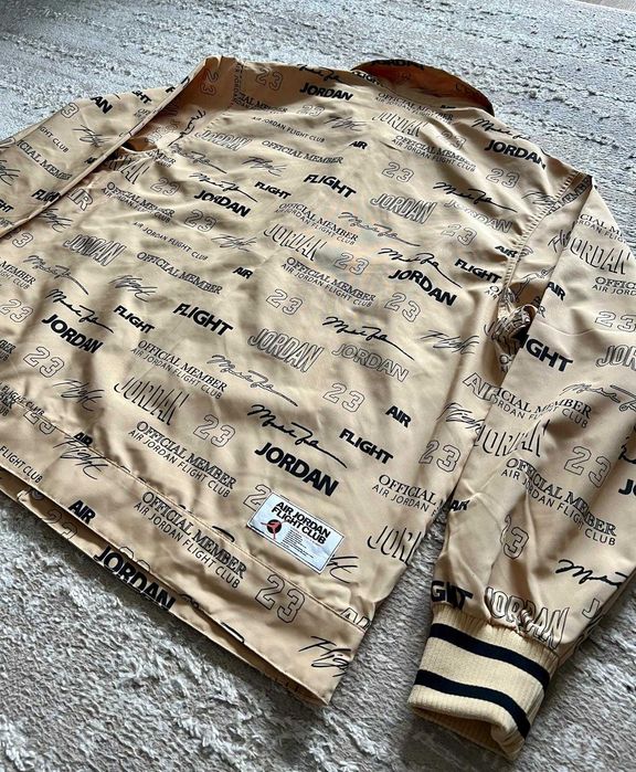 Jacheta bej cu logo Jordan marimea XL