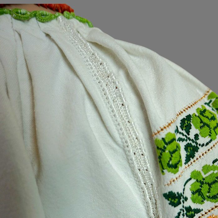 Costum popular autentic, vechi din Bucovina, lucrat manual masura S-M