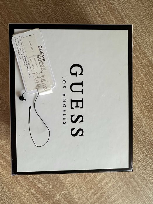 Оригинално дамско портомоне в електриков/неонов цвят, GUESS
