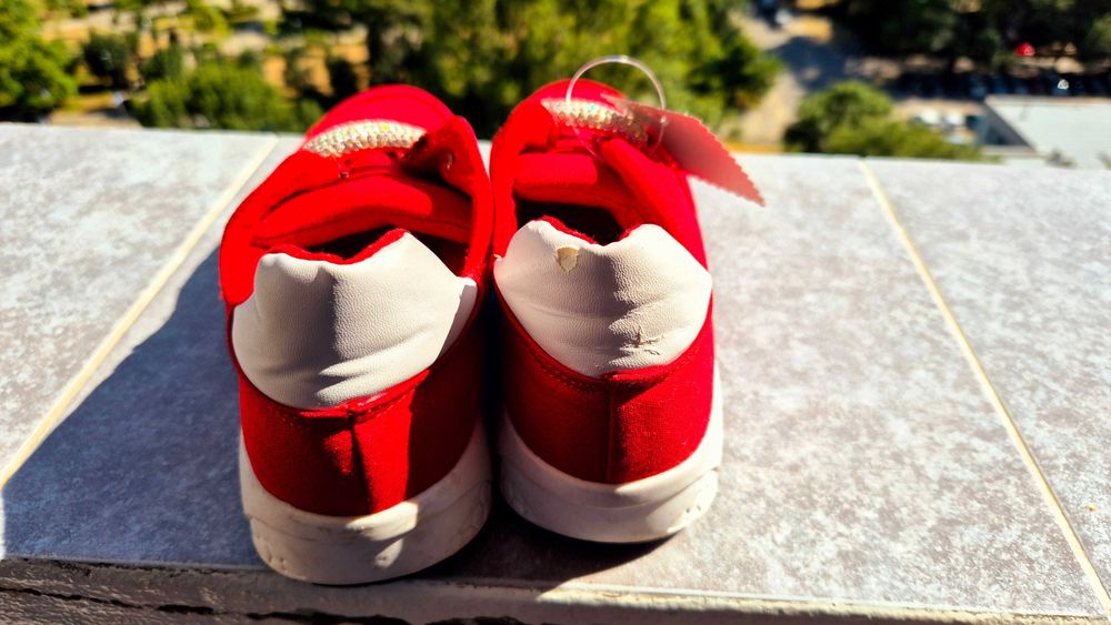 Обувки маратонки червени, с етикет