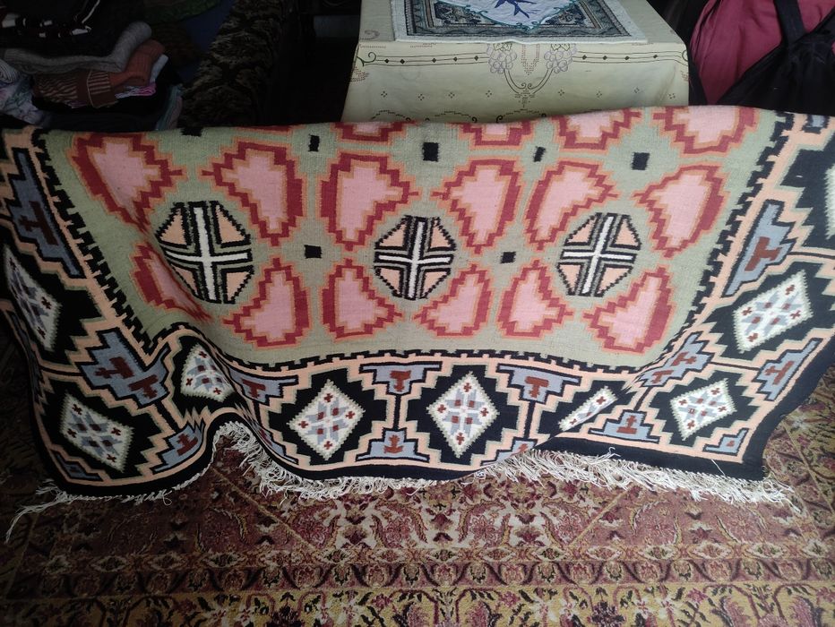 Covor vechi traditional lucrat manual