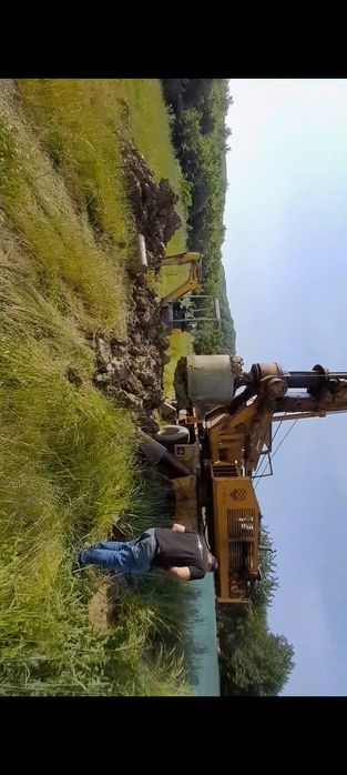 Nicoara foreaza fântâni. Piloni