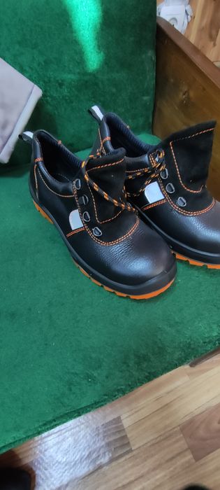Рабочие ботинки.