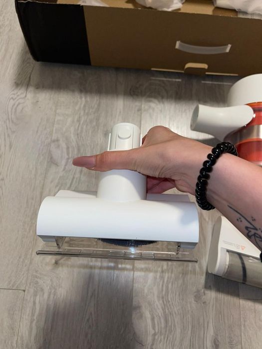 Продам беспроводной вертикальный пылесос