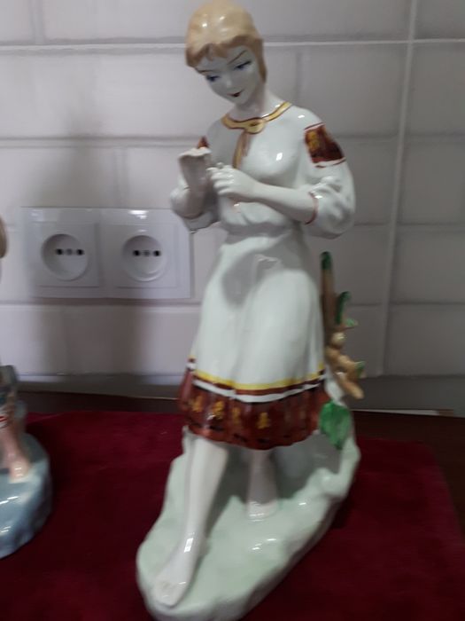 Фарфоровая статуэтка  "Гадание на ромашке "