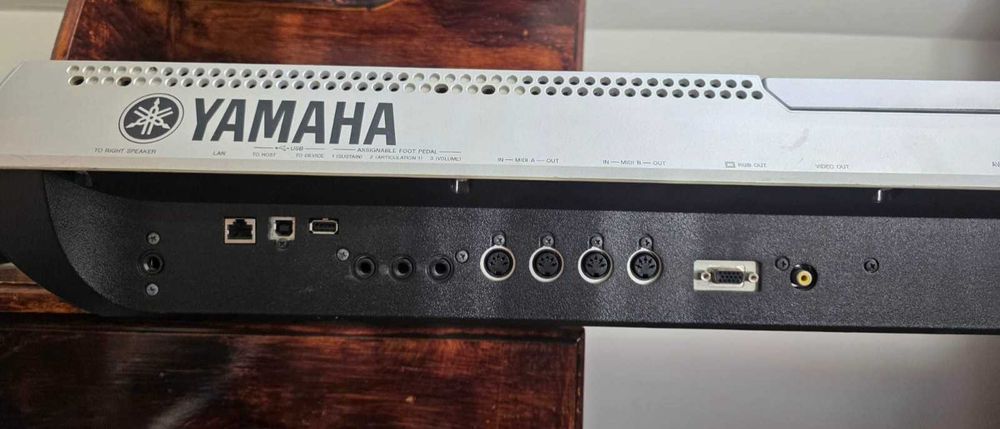 Vând  clapa Yamaha Tyros 3 –
