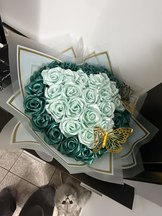 Buchet din satin 39 trandafiri verde smarald cu verde menta