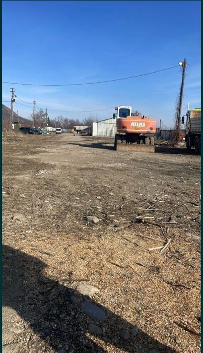 Închiriez hală + teren