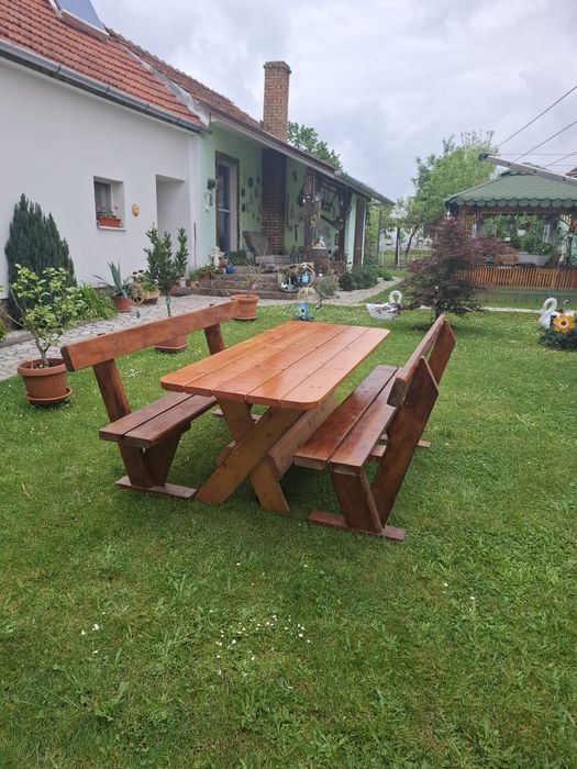 Set masă de grădină din lemn de duglas masiv + 2 bănci cu spătar – realizat la comandă