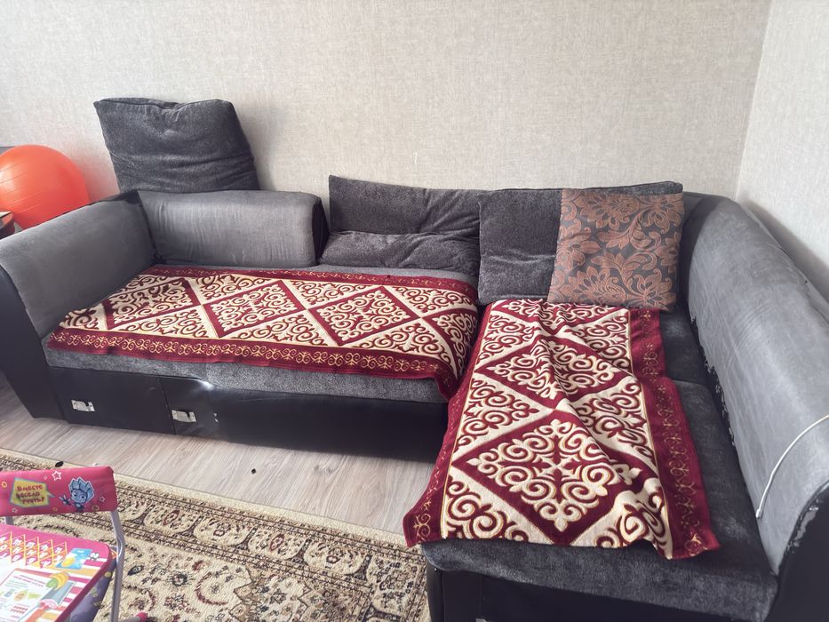 Продам угловой диван. Размеры 180на 160.