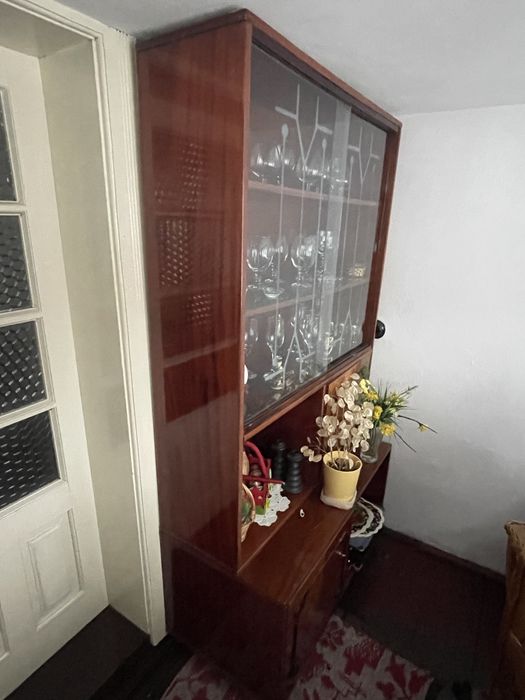 Donez vitrina din lemn