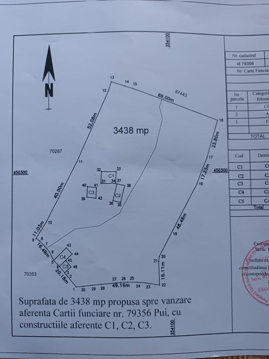 Vînd două case și o șură din lemn