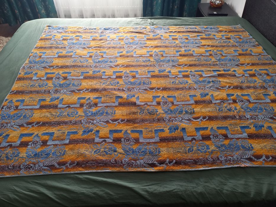 Vand paturica groasa 130 x 170 cm si vaza  in stare foarte buna