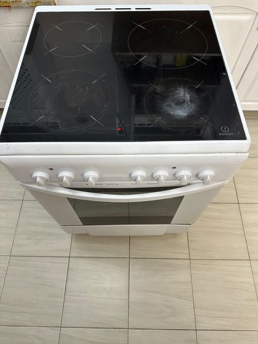 Продам газ плиту Indesit