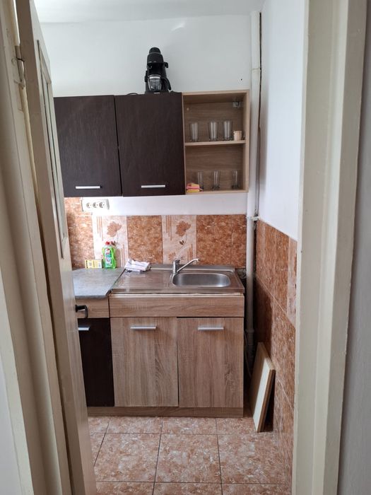 Garsonieră 36 mp, mobilată și utilată complet, etaj 3, zonă foarte bună, aer condiționat și boiler.