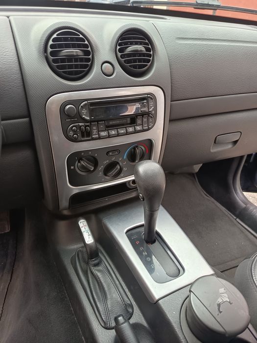 Jeep Cherokee 2003 година